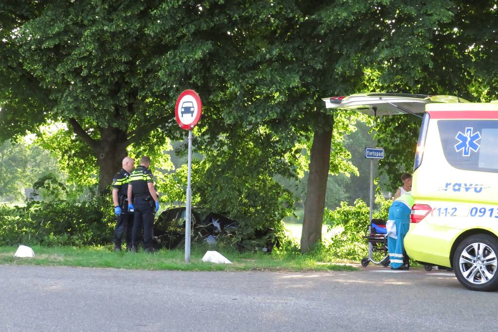 Auto uit de bocht gevlogen