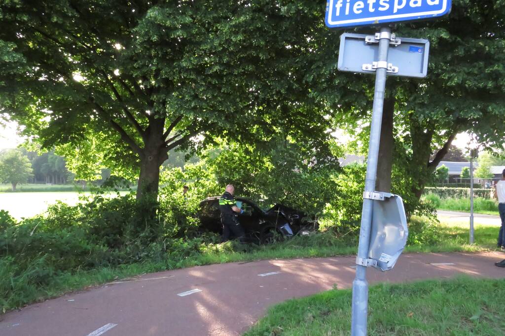 Auto uit de bocht gevlogen