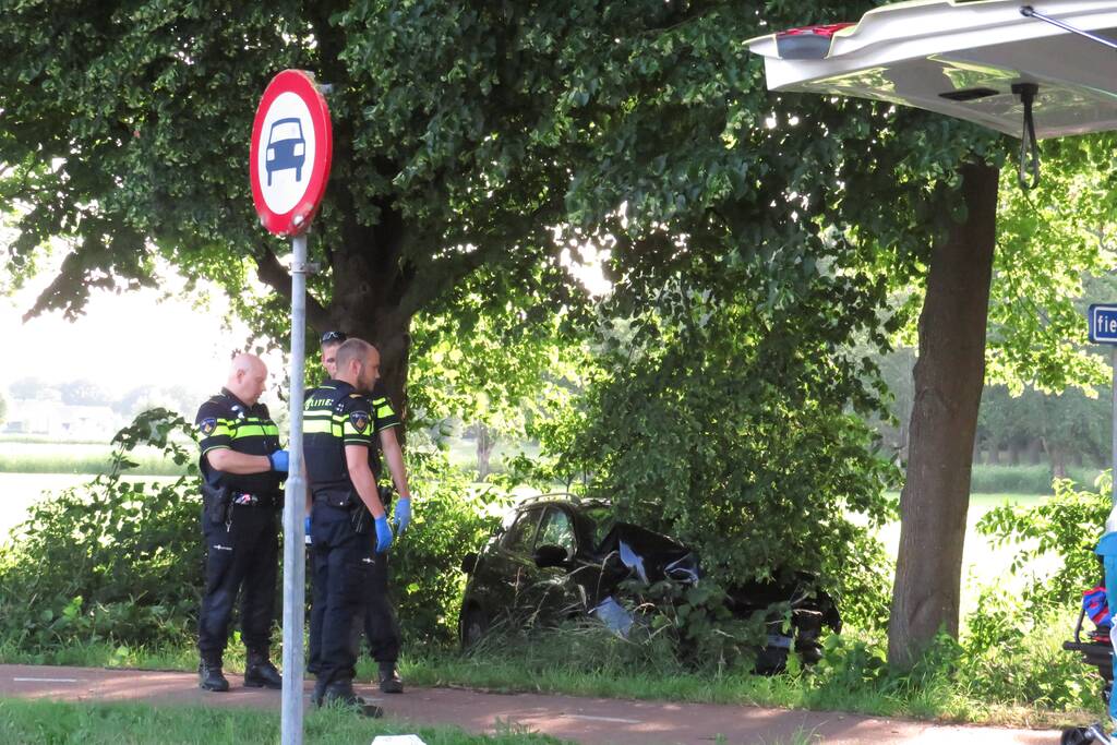 Auto uit de bocht gevlogen