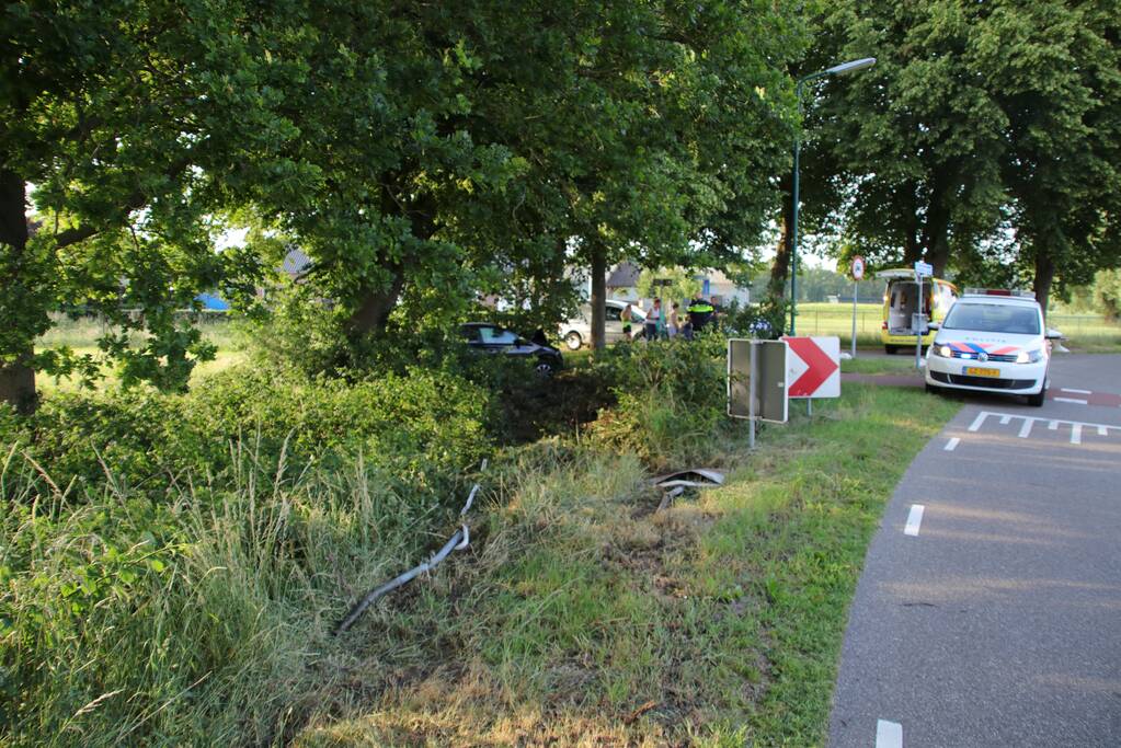 Auto uit de bocht gevlogen