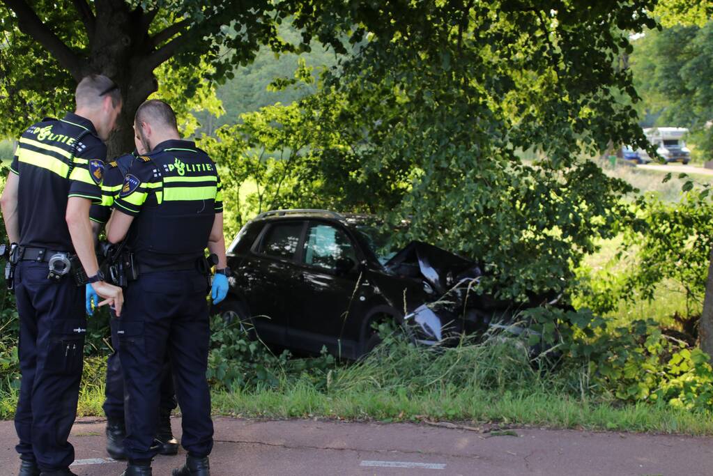 Auto uit de bocht gevlogen