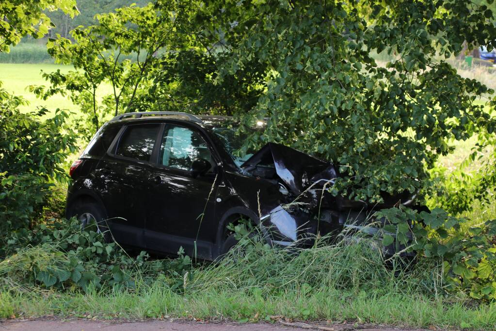 Auto uit de bocht gevlogen