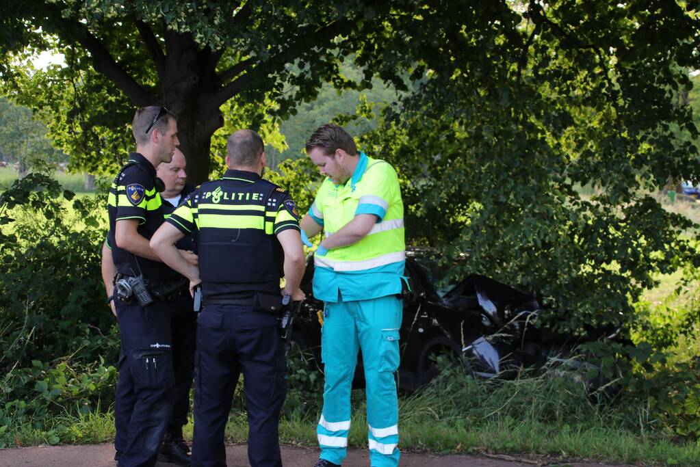 Auto uit de bocht gevlogen