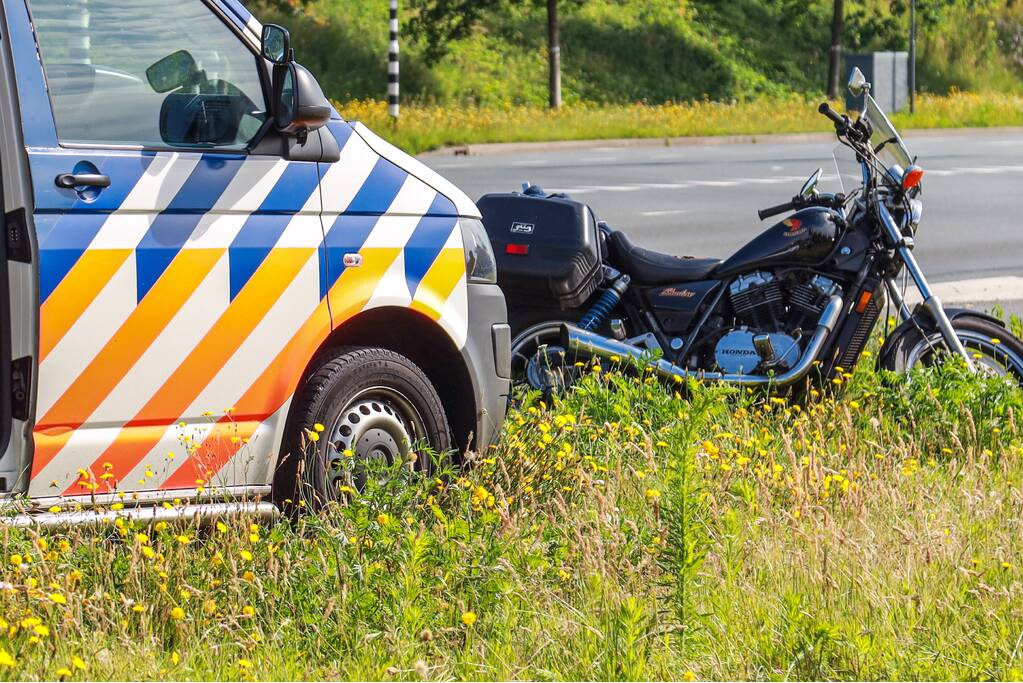 Marechaussee bus knalt op motorrijder