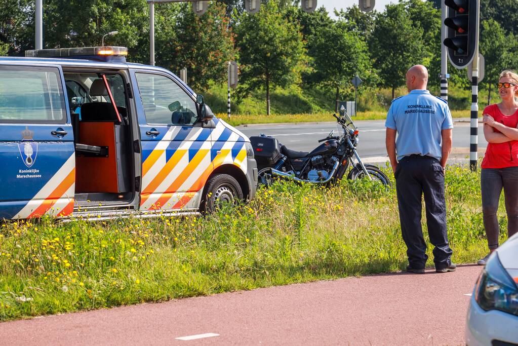 Marechaussee bus knalt op motorrijder