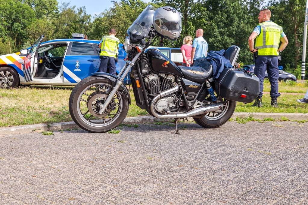Marechaussee bus knalt op motorrijder