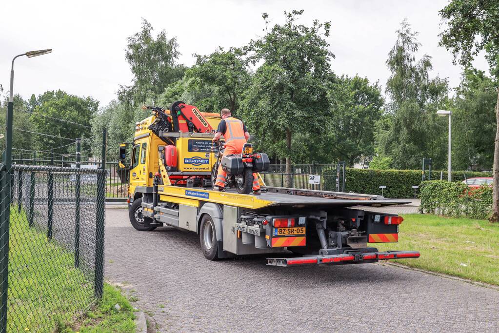 Marechaussee bus knalt op motorrijder