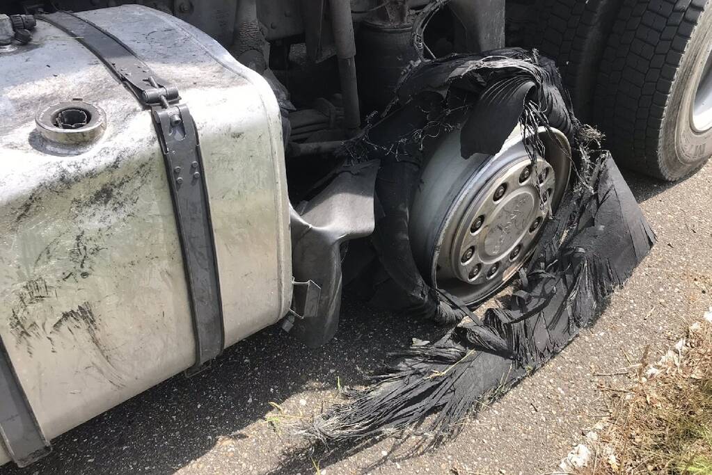 Vrachtwagen krijgt klapband