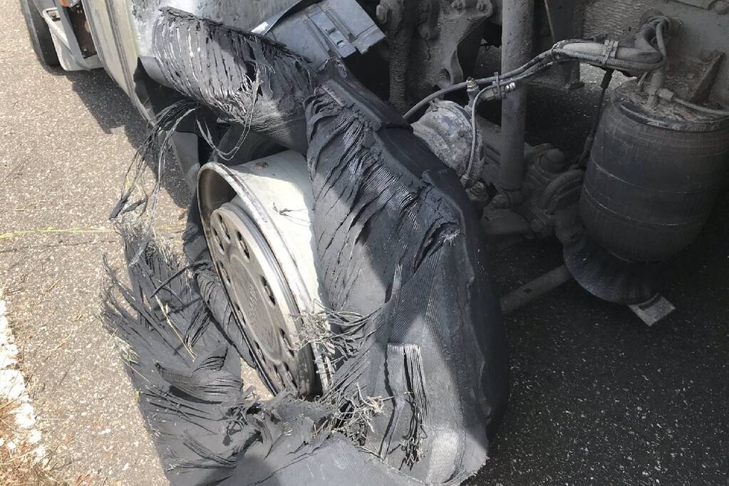 Vrachtwagen krijgt klapband