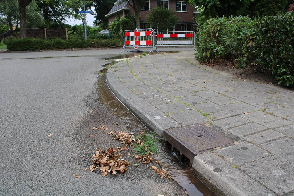 Straat blank door gesprongen waterleiding
