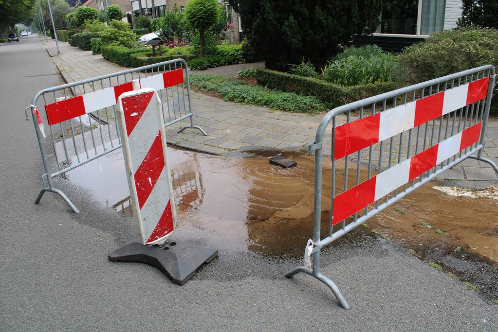 Straat blank door gesprongen waterleiding