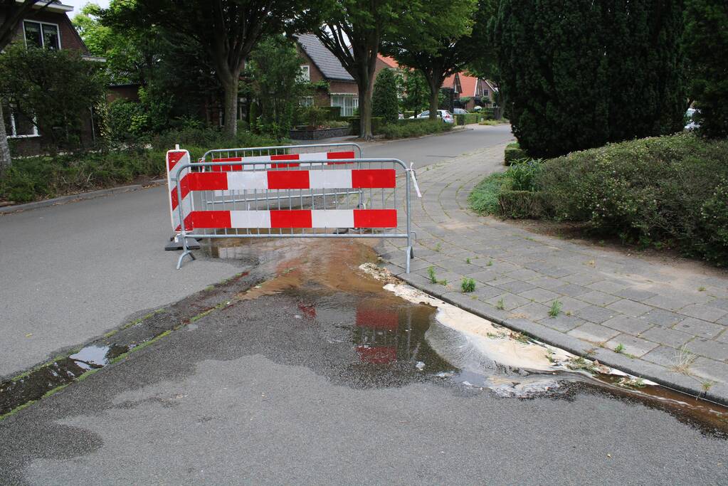 Straat blank door gesprongen waterleiding