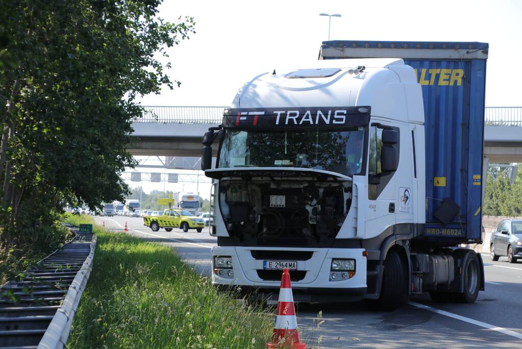 Vrachtwagen met defecte remmen blokkeert rijstrook