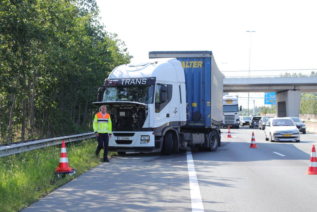 Vrachtwagen met defecte remmen blokkeert rijstrook