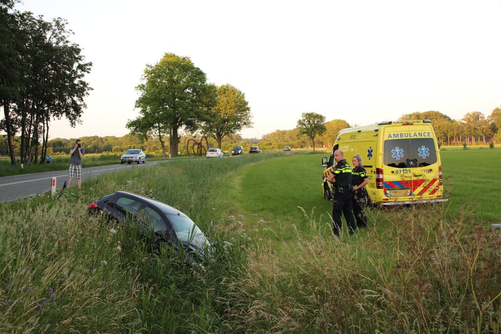 Auto belandt in sloot