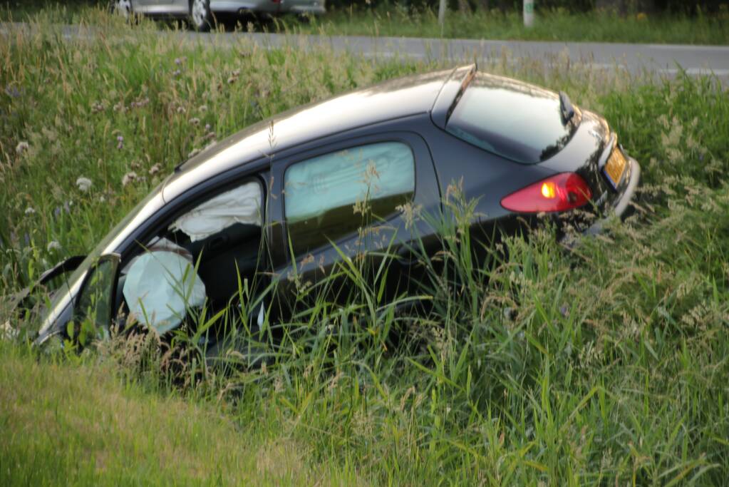 Auto belandt in sloot