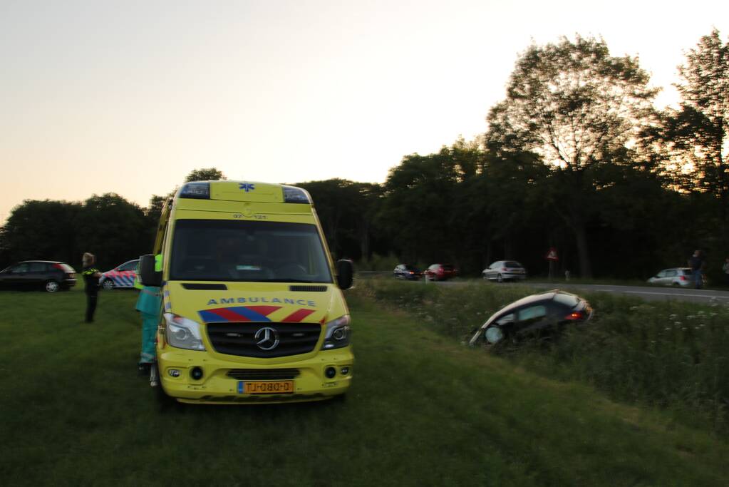 Auto belandt in sloot