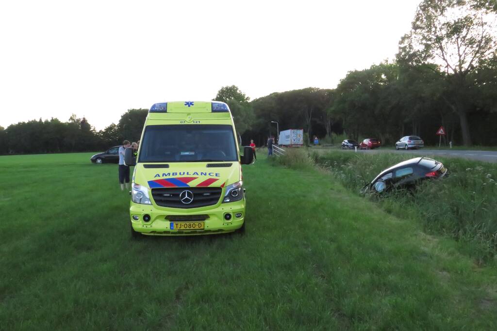 Auto belandt in sloot