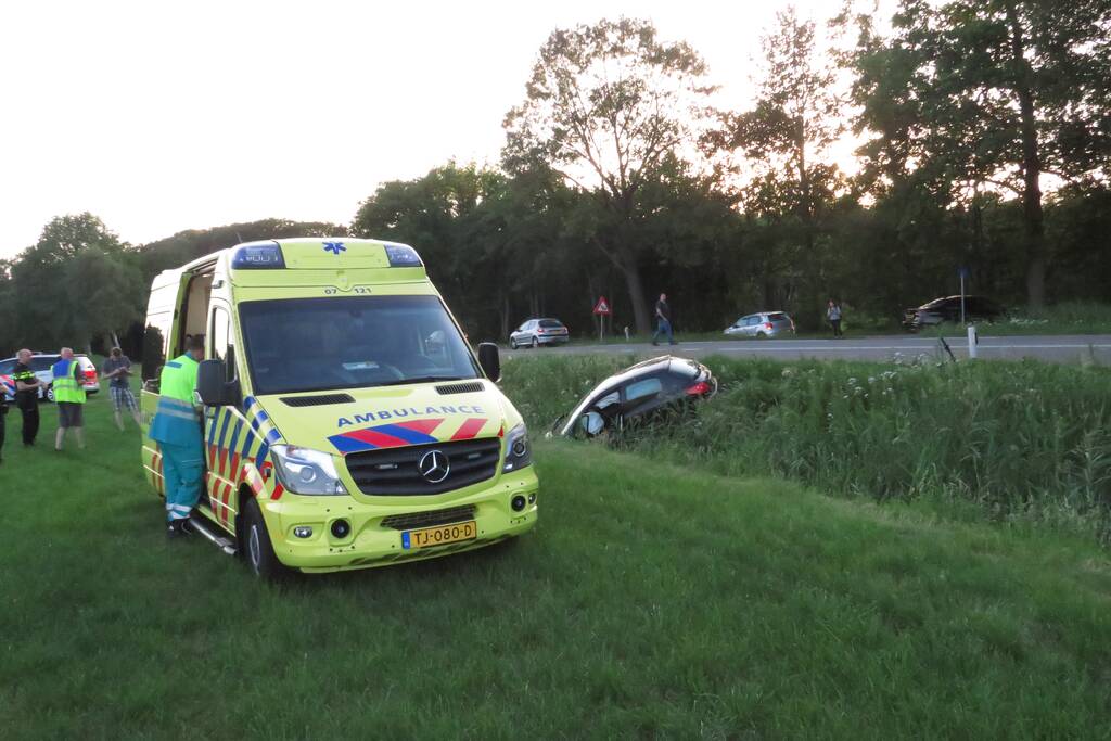 Auto belandt in sloot