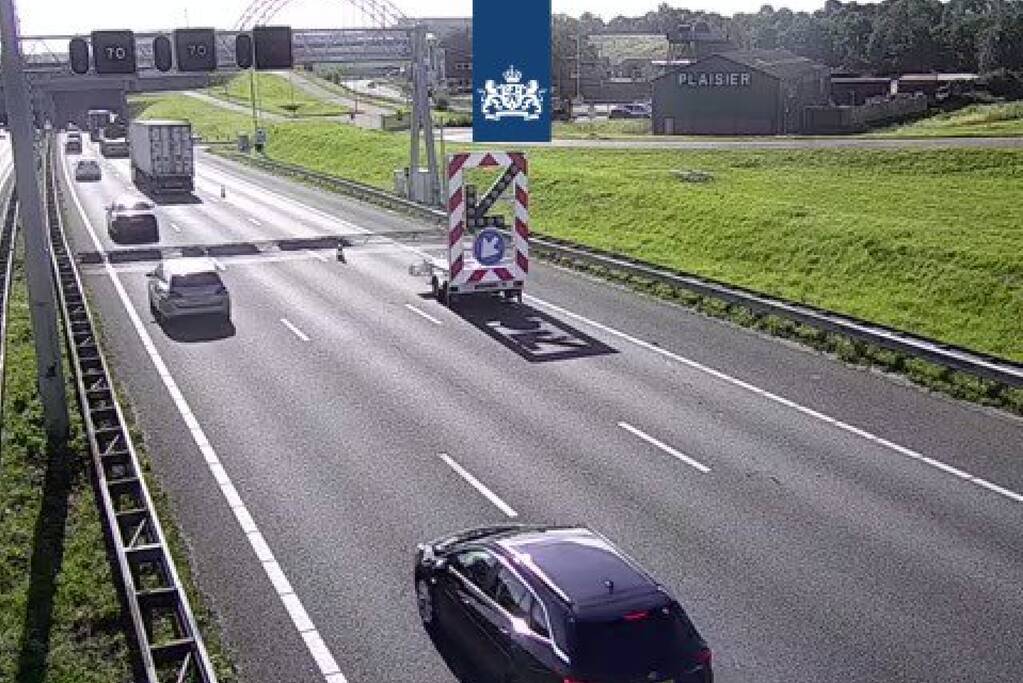 Vrachtwagen met zand kantelt op snelweg