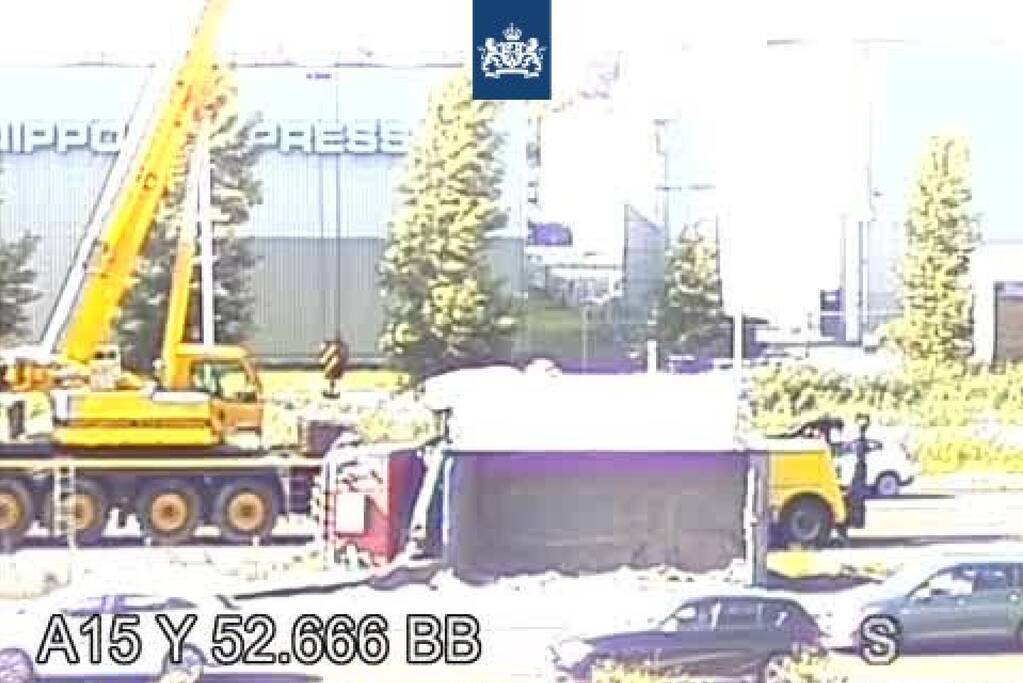 Vrachtwagen met zand kantelt op snelweg