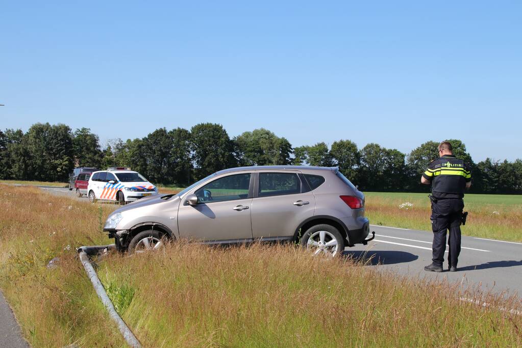 Automobilist rijdt lantaarnpaal uit de grond