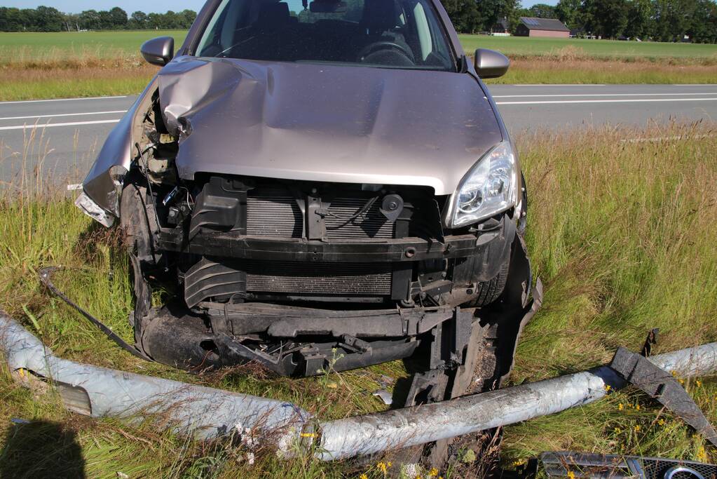 Automobilist rijdt lantaarnpaal uit de grond