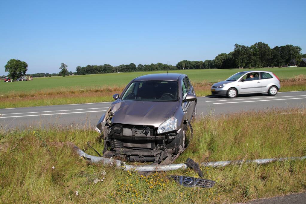 Automobilist rijdt lantaarnpaal uit de grond