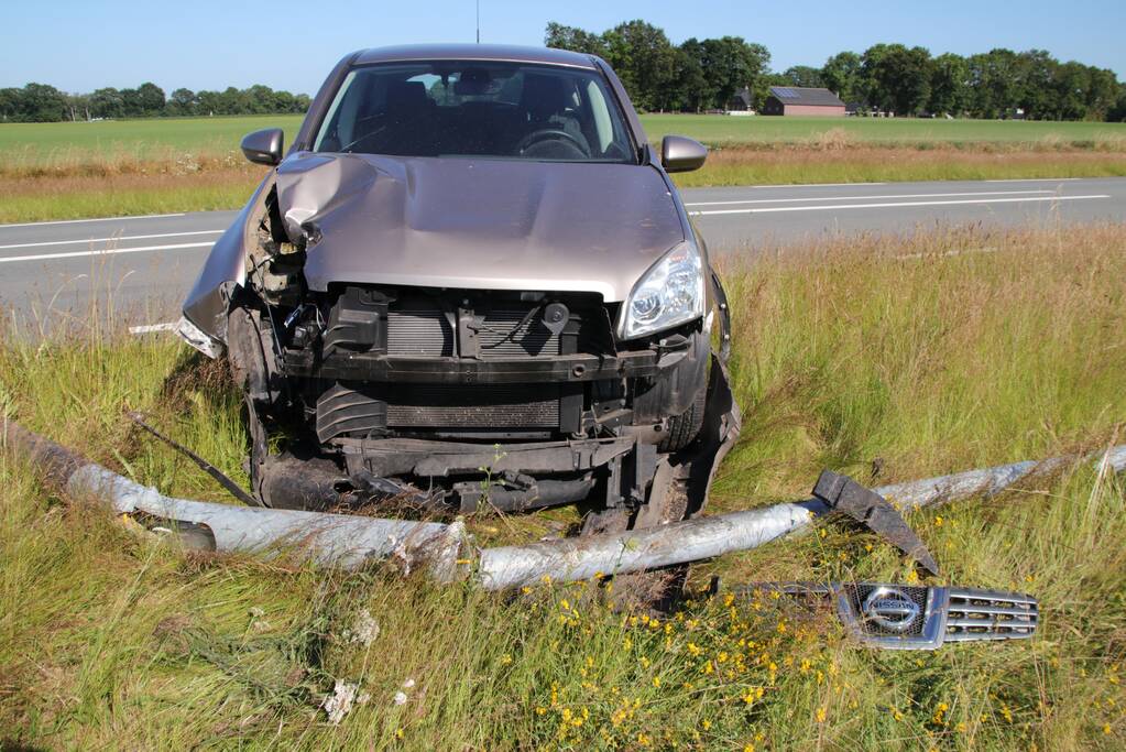 Automobilist rijdt lantaarnpaal uit de grond