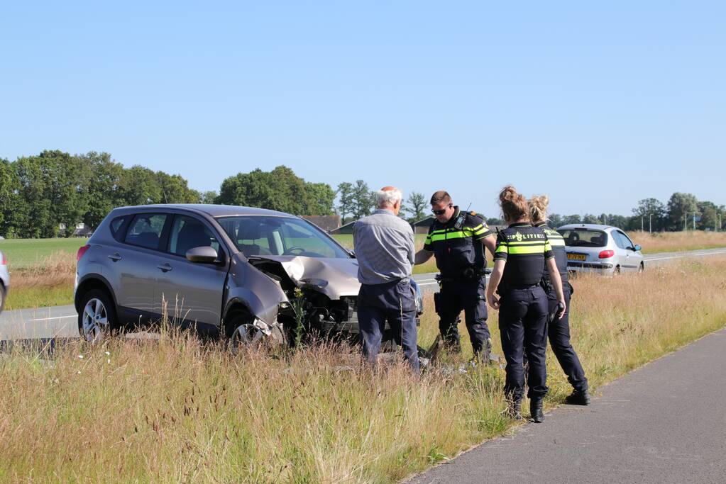 Automobilist rijdt lantaarnpaal uit de grond