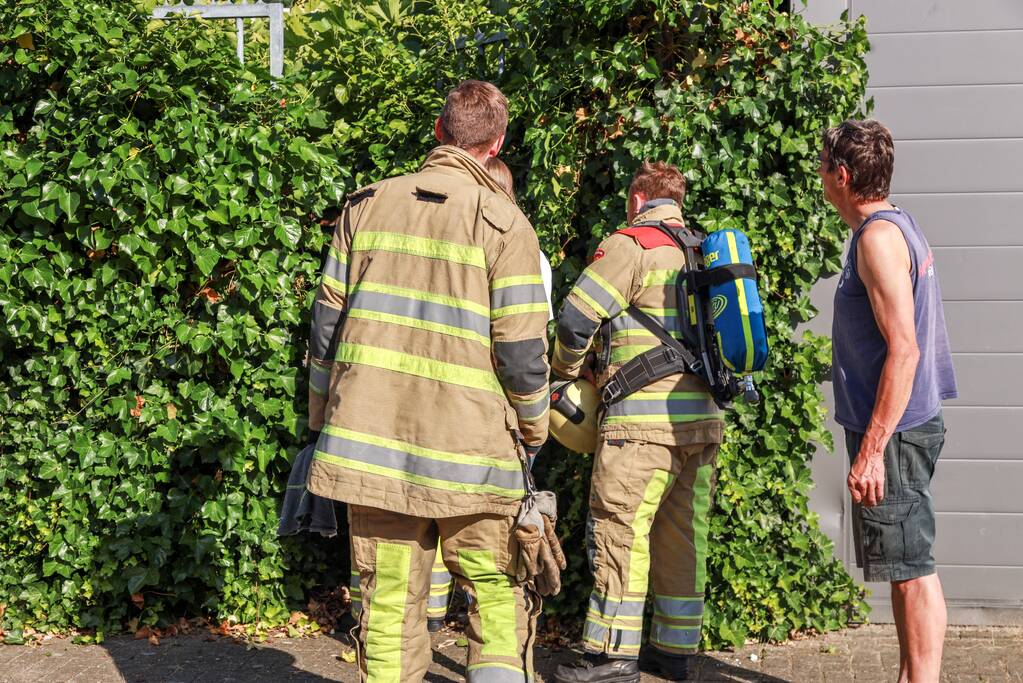 Zwarte rook op terrein van PG Cases
