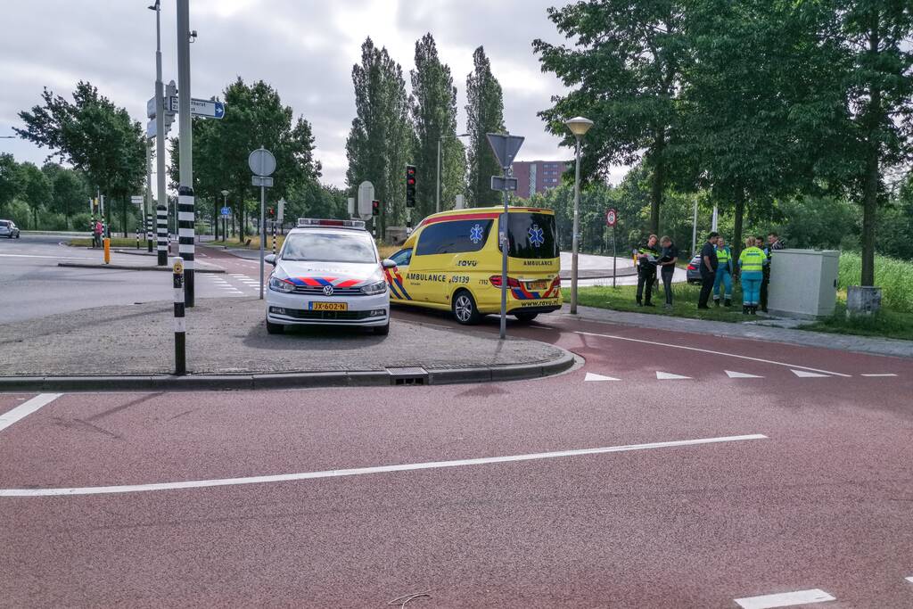 Auto en scooter botsen