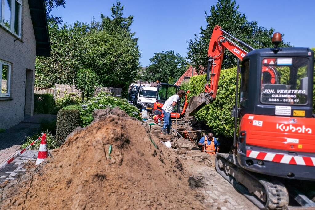 Smalle weg afgesloten door gesprongen waterleiding