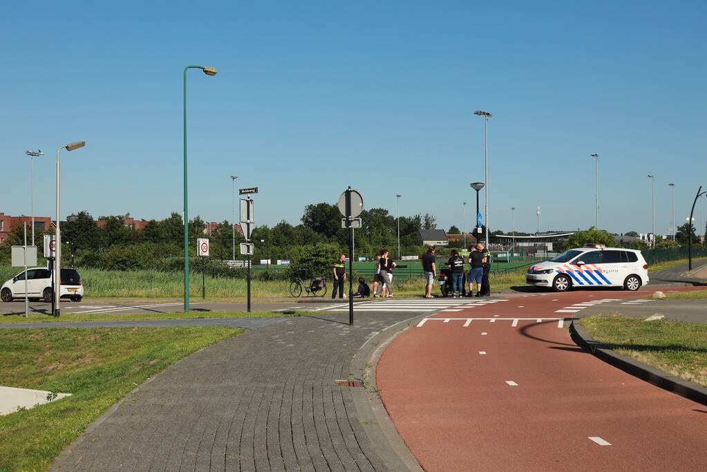 Auto botst op scooter