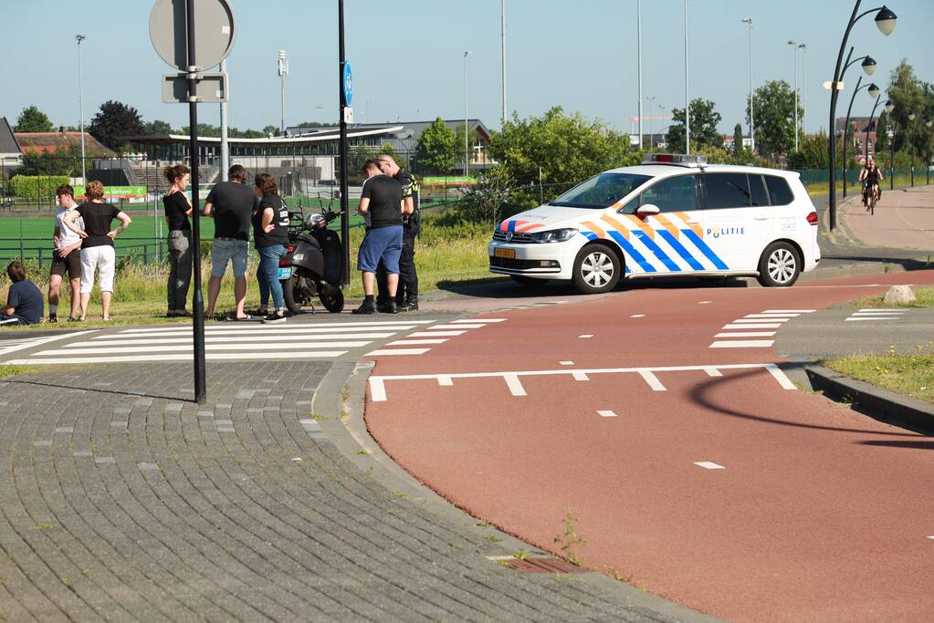 Auto botst op scooter