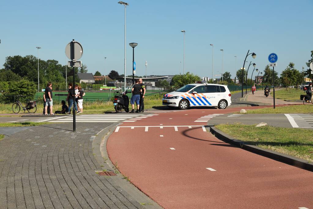 Auto botst op scooter