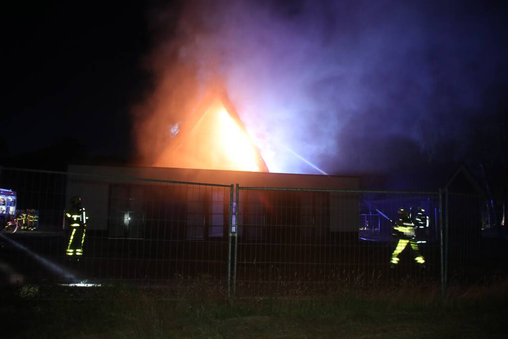 Brand in rieten dak van nieuwe woning