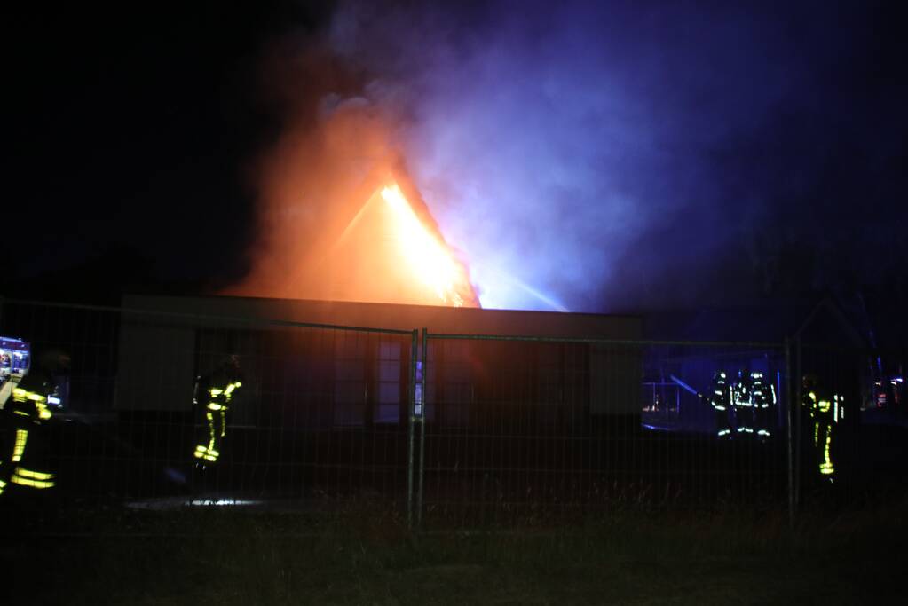 Brand in rieten dak van nieuwe woning