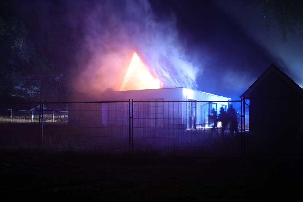 Brand in rieten dak van nieuwe woning
