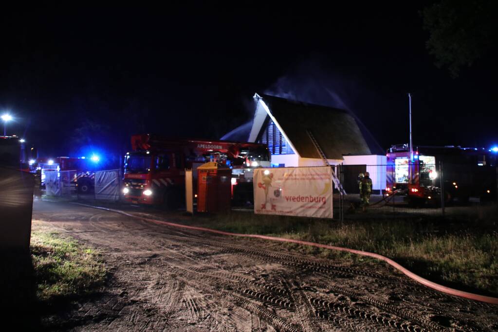 Brand in rieten dak van nieuwe woning