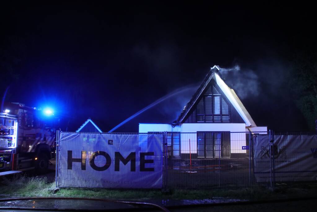 Brand in rieten dak van nieuwe woning
