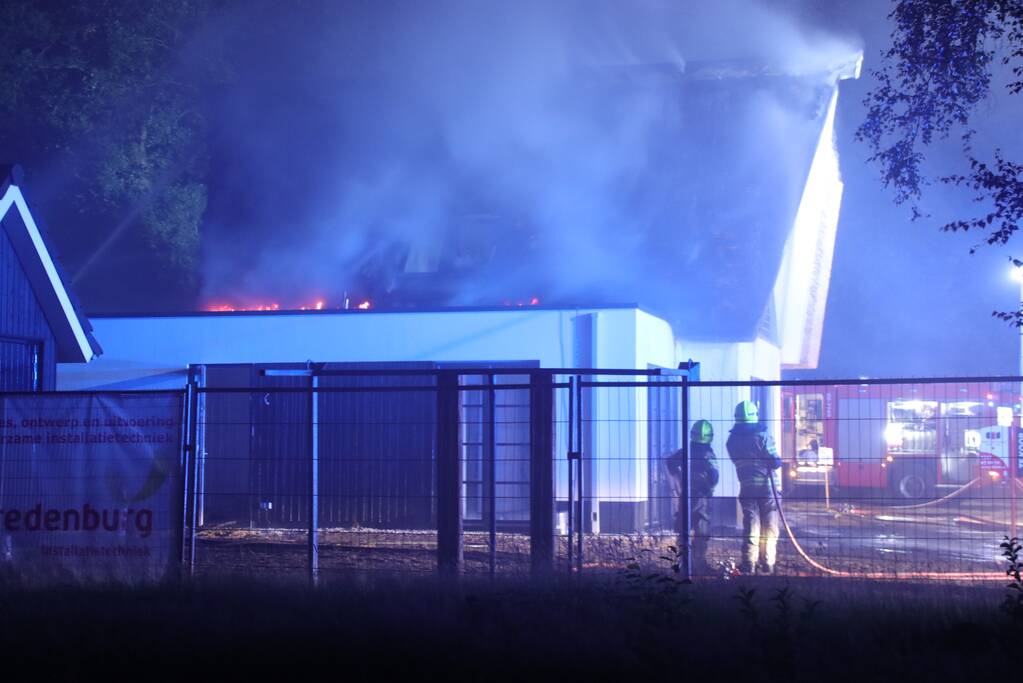 Brand in rieten dak van nieuwe woning