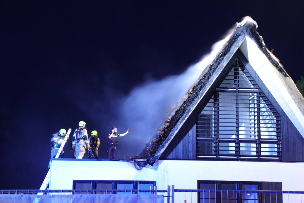 Brand in rieten dak van nieuwe woning