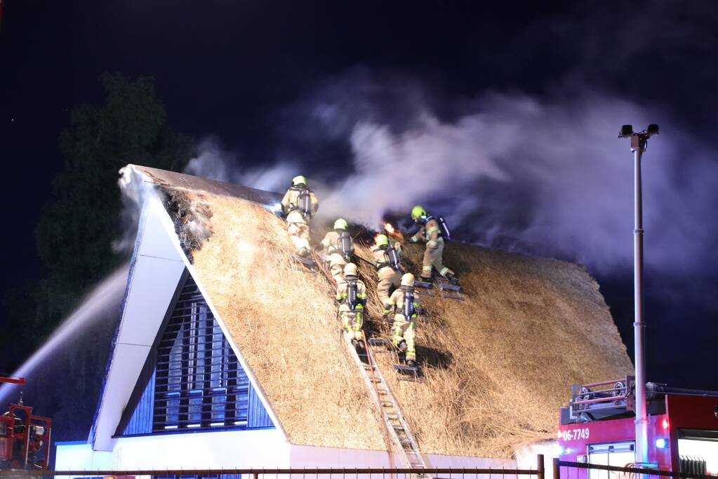 Brand in rieten dak van nieuwe woning