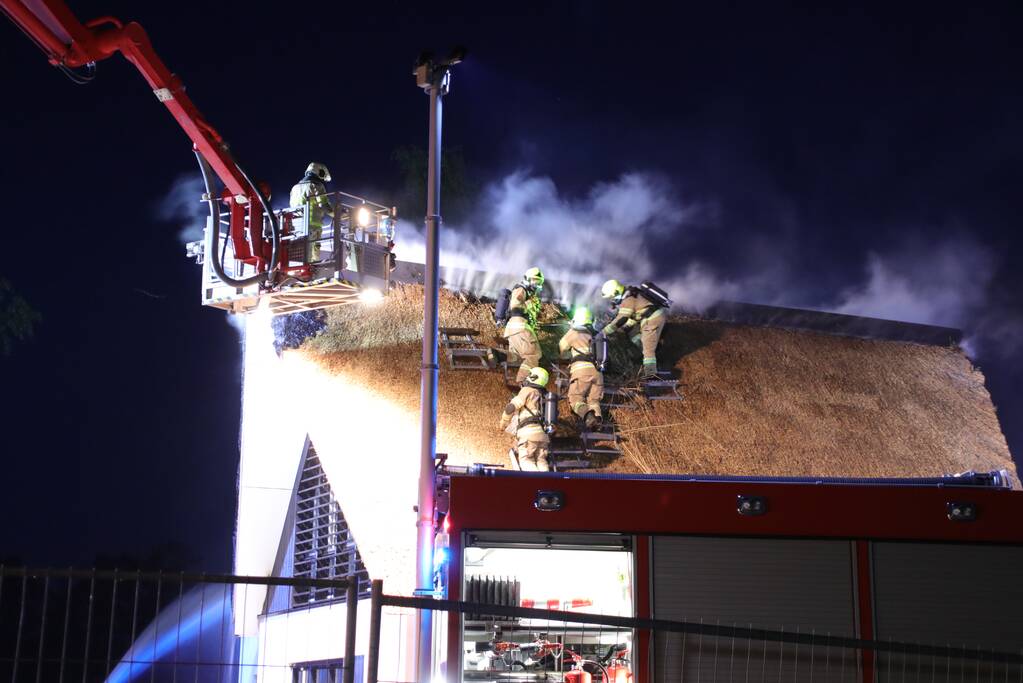 Brand in rieten dak van nieuwe woning