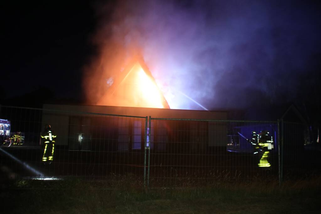 Brand in rieten dak van nieuwe woning