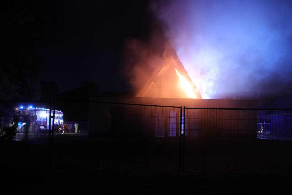 Brand in rieten dak van nieuwe woning