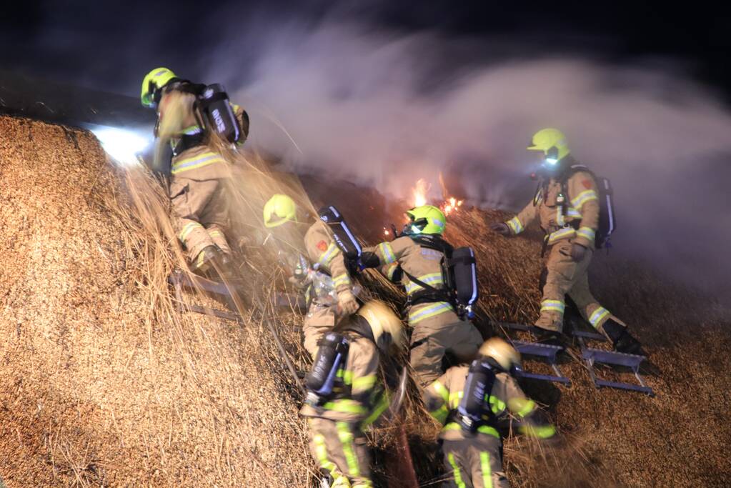 Brand in rieten dak van nieuwe woning