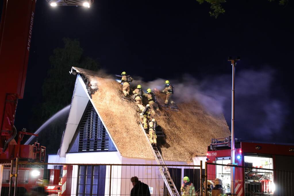 Brand in rieten dak van nieuwe woning