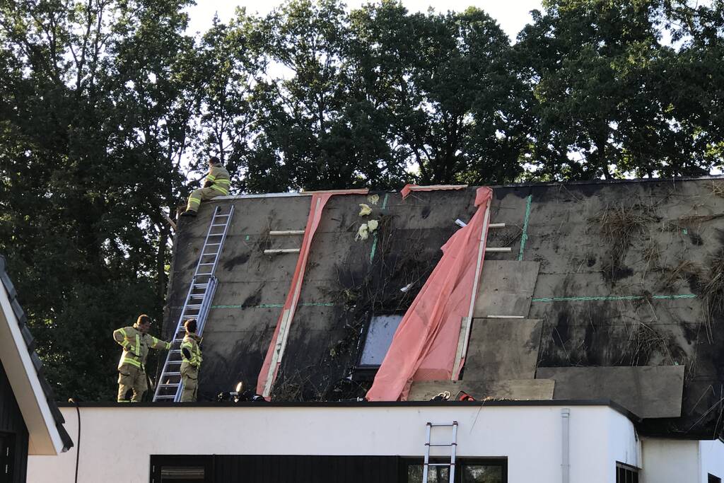 Nacontrole bij afgebrand rieten dak